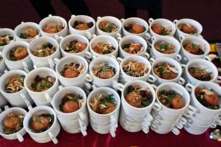 Untuk makanan yang lebih berat disajikan makanan khas Medan, yakni soto medan. Nikmat rasanya menu tersebut yang dilengkapi dengan perkedel.