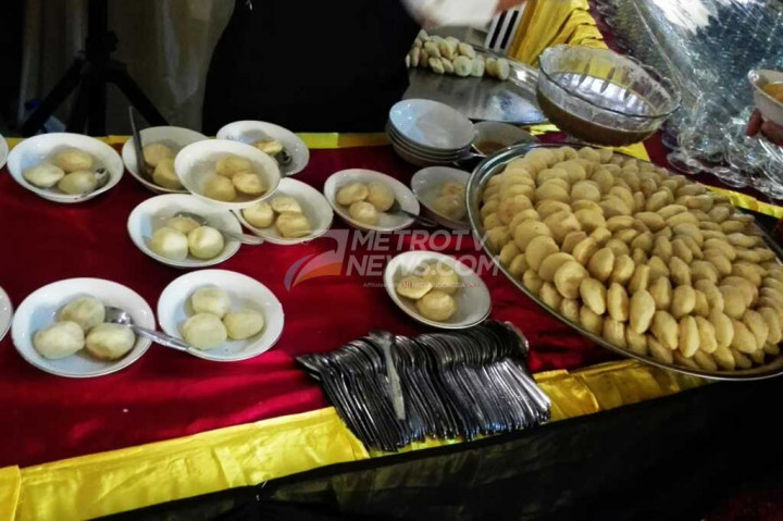 Kue serabi dan teh aray kopi menjadi hidangan pembuka pada acara adat yang digelar di Bukit Hijau Regency (BHR), Jalan Setia Budi, Kota Medan, Sumut tersebut.