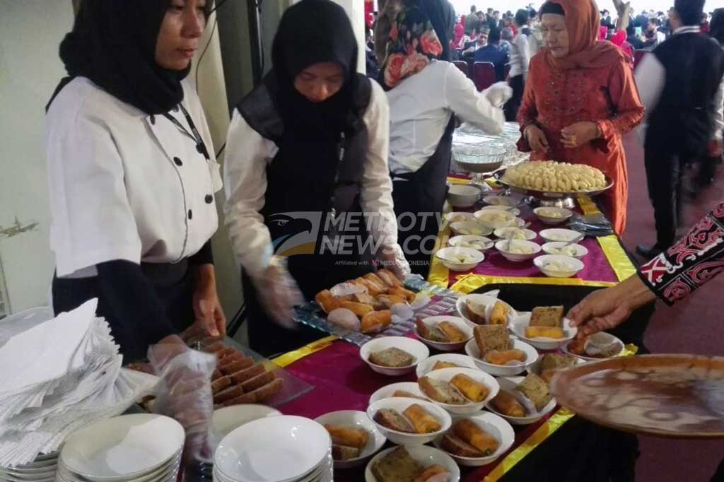 Tamu undangan antre untuk menikmati sajian makanan yang telah disiapkan.