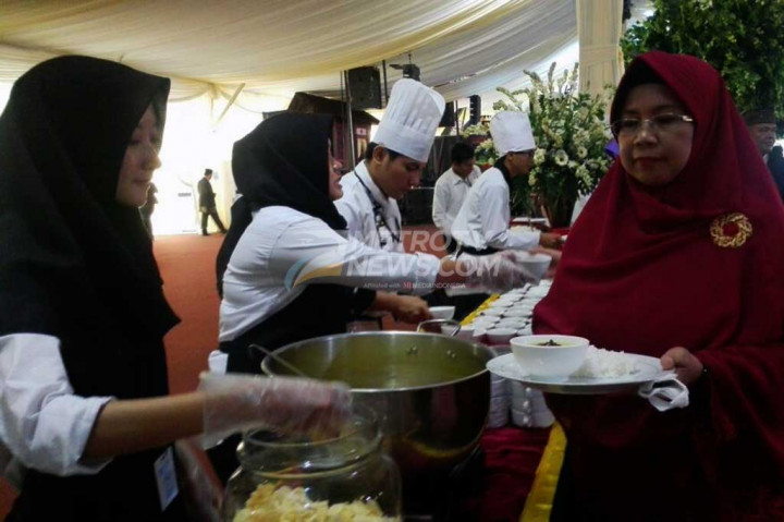 Tamu undangan menikmati soto medan sembari mendengar alunan tabuhan gordang sembilan 