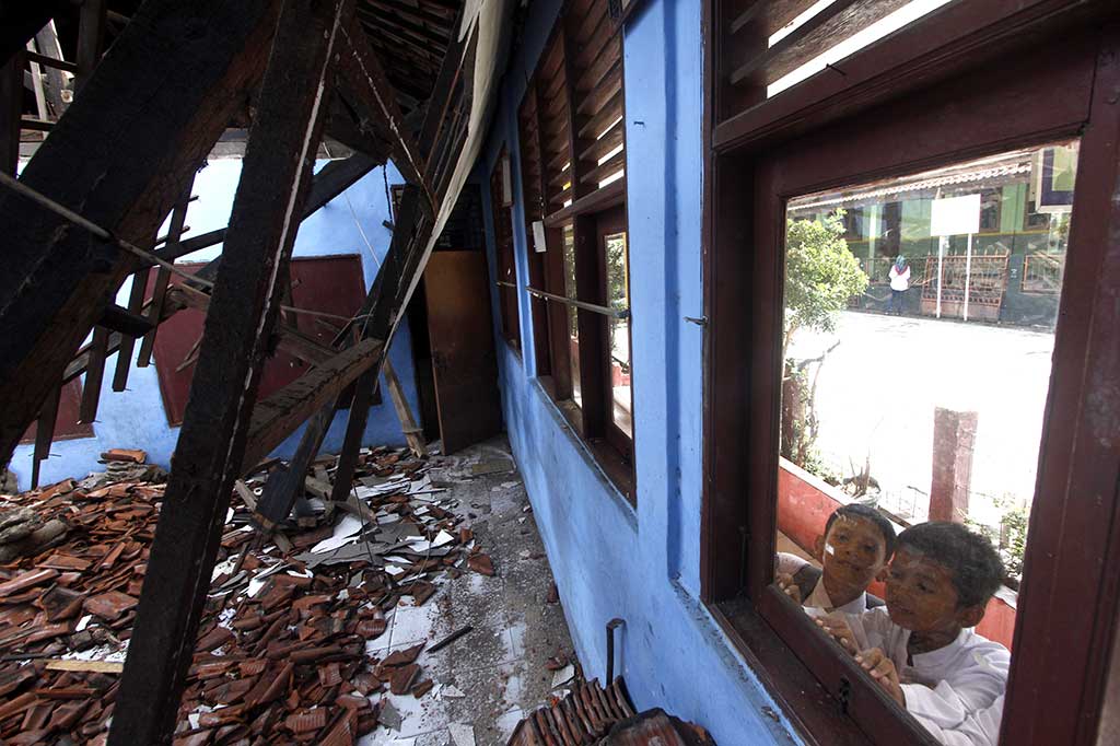 Siswa melihat bangunan kelas yang ambruk di SDN 02 Ciluar, Sukaraja, Kabupaten Bogor, Jawa Barat, Jumat, 24 November 2017. ANTARA/Yulius Satria Wijaya