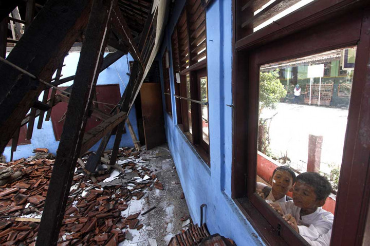 Siswa melihat bangunan kelas yang ambruk di SDN 02 Ciluar, Sukaraja, Kabupaten Bogor, Jawa Barat, Jumat, 24 November 2017. ANTARA/Yulius Satria Wijaya