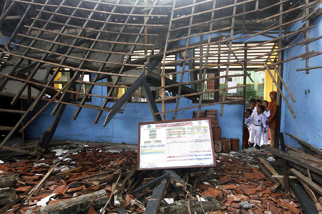 Ambruknya atap tersebut akibat hujan deras dan angin kencang pada Jumat, 17 November 2017 lalu. Tidak ada korban jiwa dalam peristiwa tersebut, karena terjadi pada sore hari saat kelas sudah kosong. ANTARA/Yulius Satria Wijaya