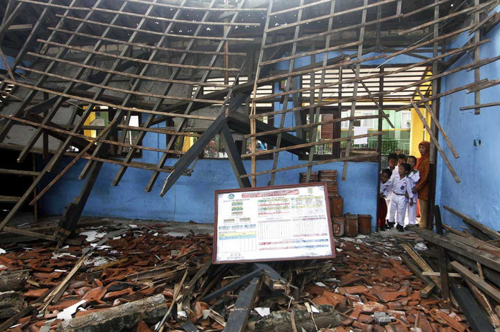 Ambruknya atap tersebut akibat hujan deras dan angin kencang pada Jumat, 17 November 2017 lalu. Tidak ada korban jiwa dalam peristiwa tersebut, karena terjadi pada sore hari saat kelas sudah kosong. ANTARA/Yulius Satria Wijaya