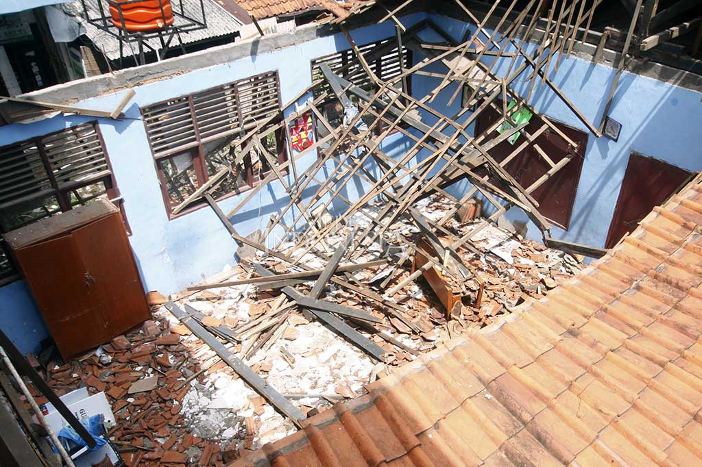 Saat ini siswa harus bergantian ruangan kelas dan pulang lebih lambat dari biasanya. MI/Brry Fathahilah