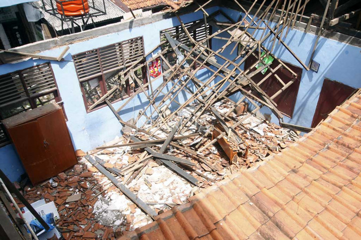 Saat ini siswa harus bergantian ruangan kelas dan pulang lebih lambat dari biasanya. MI/Brry Fathahilah