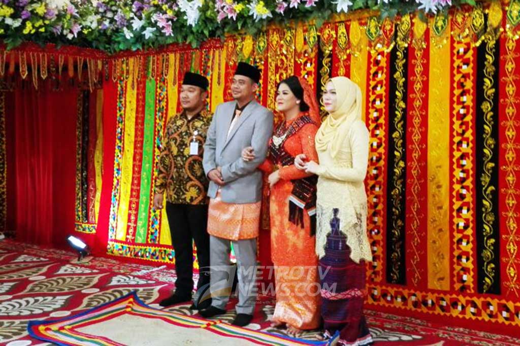 Kedua mempelai kemudian dipersilahkan untuk duduk di pelaminan.