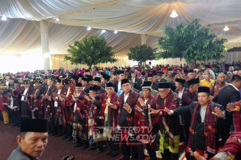 Beberapa tokoh adat ikut manortor di gelanggang resepsi.