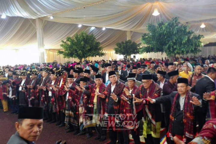 Beberapa tokoh adat ikut manortor di gelanggang resepsi.