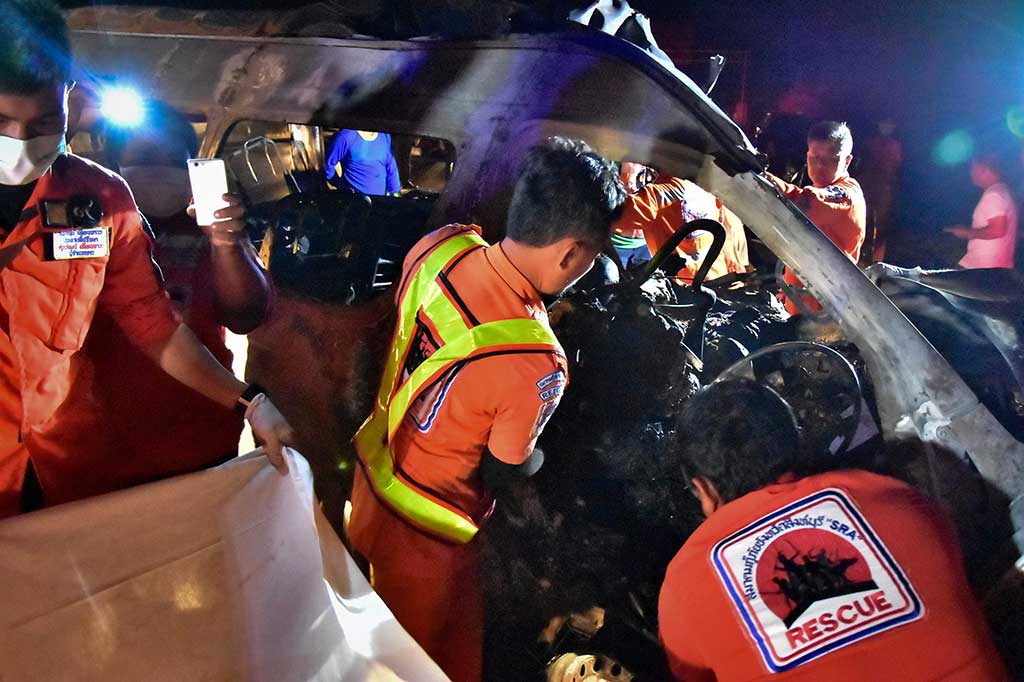 Petugas mengevakuasi korban tabrakan sebuah mobil dengan truk di wilayah Provinsi Singburi, Thailand, Jumat, 24 November 2017. 