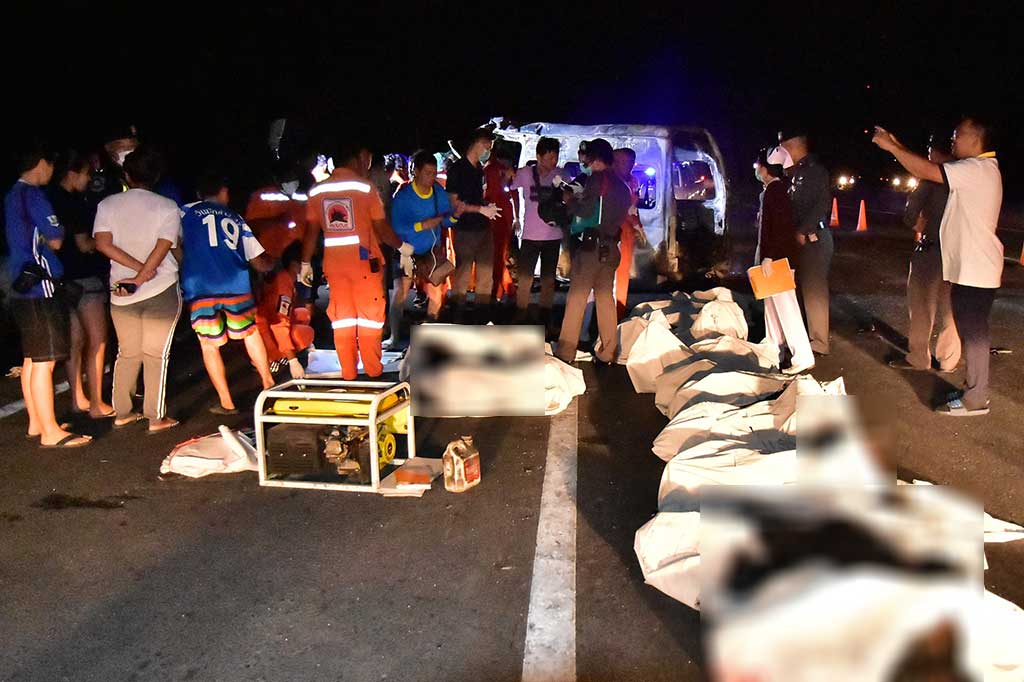 Kebanyakan korban tewas tubuhnya hangus, setelah mobil yang mereka tumpangi terbakar setelah bertabrakan dengan truk. 