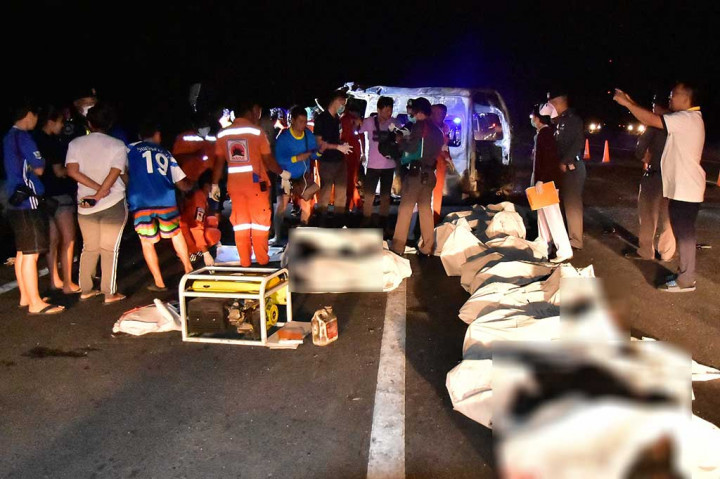 Kebanyakan korban tewas tubuhnya hangus, setelah mobil yang mereka tumpangi terbakar setelah bertabrakan dengan truk. 