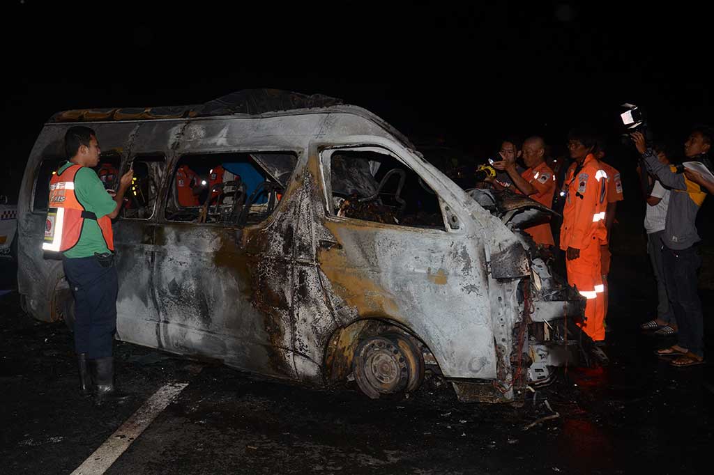 Kecelakaan terjadi saat mobil tengah melakukan perjalanan dari kota perbatasan Mae Sot, sebuah titik masuk untuk pekerja migran Myanmar ke Bangkok, dan bertabrakan dengan sebuah truk di wilayah Singburi, Jumat pagi. Akibat kecelakaan tersebut 13 warga Myanmar dan seorang supir yang merupakan warga Thailand tewas.