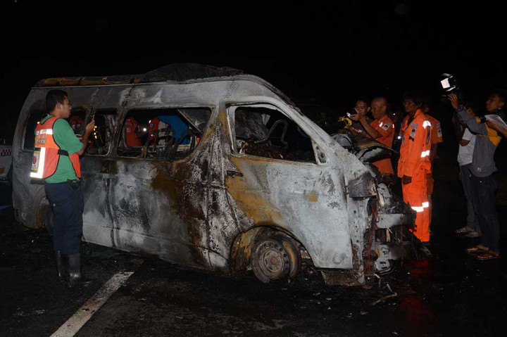 Kecelakaan terjadi saat mobil tengah melakukan perjalanan dari kota perbatasan Mae Sot, sebuah titik masuk untuk pekerja migran Myanmar ke Bangkok, dan bertabrakan dengan sebuah truk di wilayah Singburi, Jumat pagi. Akibat kecelakaan tersebut 13 warga Myanmar dan seorang supir yang merupakan warga Thailand tewas.