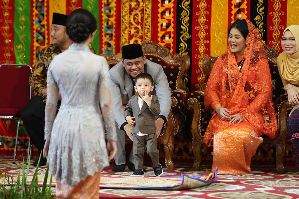 Putra Gibran-Silvi, Jan Ethes tampak menggemaskan saat naik ke panggung mendekati pelaminan Kahiyang dan Bobby.