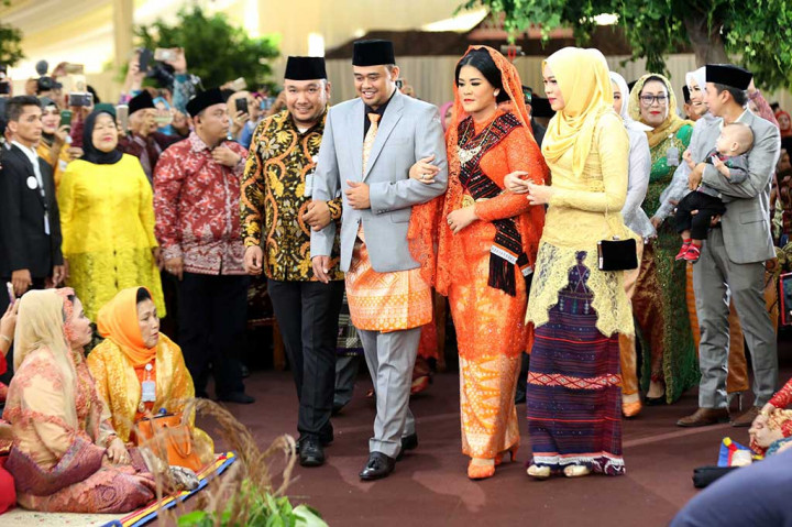 Rangkaian acara adat kembali digelar di kediaman Bobby di  Perumahan Bukit Hijau Regensi, Taman Setia Budi, Asam Kumbang, Medan, pada pukul 09.00 sampai sekitar 12.00 WIB. Dalam acara ini, Kahiyang dan Bobby menyaksikan keluarga besar keduanya menari tor-tor dari pelaminan yang dihiasi ornamen khas Mandailing.