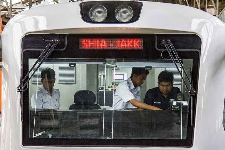 Kereta Bandara yang mampu mengangkut 33.728 penumpang tiap harinya rencananya akan soft launching pada 1-3 Desember 2017  dengan 82 perjalanan setiap harinya dan 'headway' setiap 30 menit.
