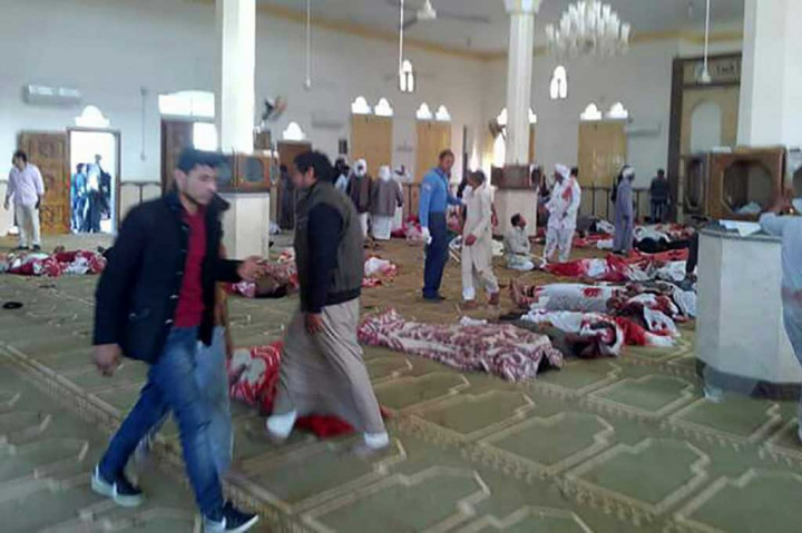 Puluhan jenazah korban serangan bom dan penembakan terbaring di dalam masjid Rawda, sekitar 40 km sebelah barat Ibu Kota Sinai Utara, El Arish, Jumat, 24 November 2017. Serangan terjadi saat jemaah melaksanakan Salat Jumat.