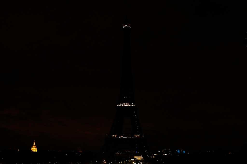 Lampu Menara Eiffel di Paris dimatikan pada Jumat malam sebagai penghormatan dan berkabung bagi korban serangan mematikan di sebuah masjid di Sinai. AFP/Thomas Samson