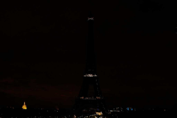 Lampu Menara Eiffel di Paris dimatikan pada Jumat malam sebagai penghormatan dan berkabung bagi korban serangan mematikan di sebuah masjid di Sinai. AFP/Thomas Samson