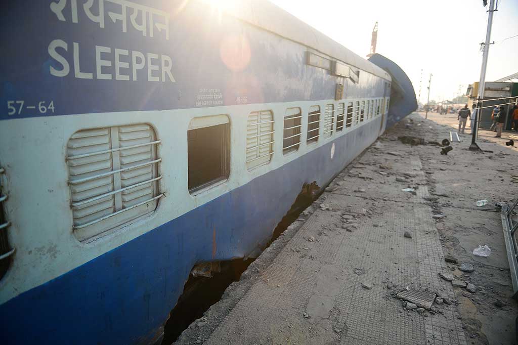 Kereta ekspres dalam perjalanan dari Stasiun Manikpur, Uttar Pradesh menuju ibu kota negara bagian Bihar, Patna, saat kecelakaan tersebut terjadi pada pukul 4:15 pagi waktu setempat. Saat kejadian sebagian besar penumpang tengah tertidur.
