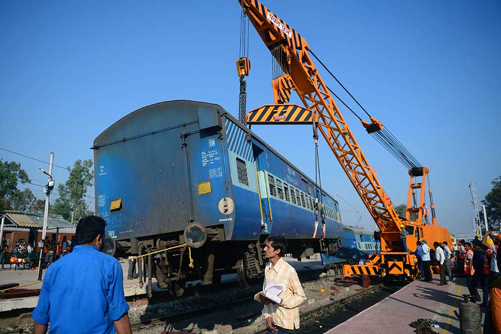 Petugas mengatakan bahwa sebuah jalur yang rusak diduga menjadi penyebab kecelakaan tersebut. Investigasi lebih lanjut tengah dilakukan.