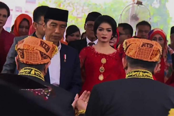 Setelah itu Jokowi beserta Istri berjalan menuju pintu paradaton dengan disambut tarian Tor-Tor Mundur dan Gordang Sembilan serta tarian Pencak Silat. Di belakang mereka ampak Gibran Rakabuming Raka dan istri Selvi Ananda beserta Jan Ethes Narendra.