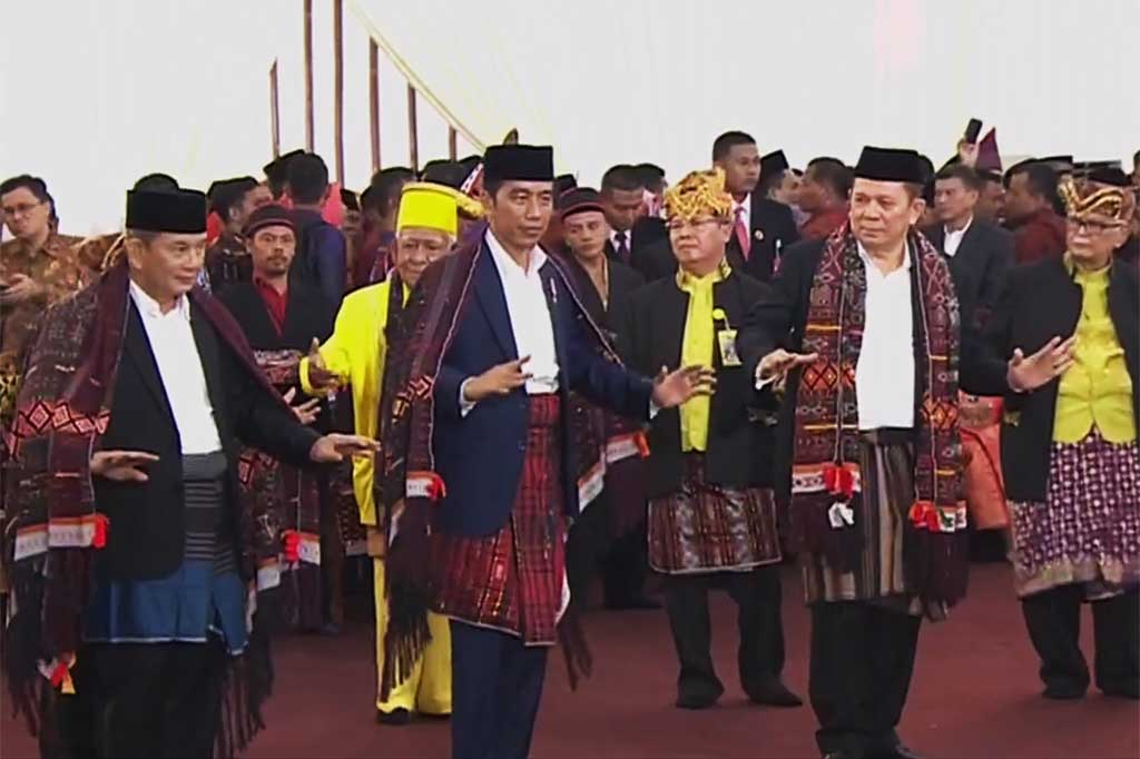 Presiden Joko Widodo manortor bersama para tetua adat pada puncak pesta adat pernikahan putrinya Kahiyang Ayu dengan Bobby Nasution.