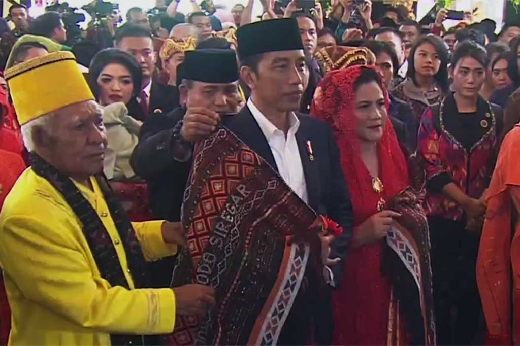 Sebelumnya, saat tiba di pintu paradaton Jokowi dan Ny Iriana diberikan ulos oleh tiga raja adat, Mandailing, Nasution, dan Lubis. Kain ulos ini ditenun khusus dan memiliki makna agar penerima berdiri tegak dan terhindar dari bahaya.