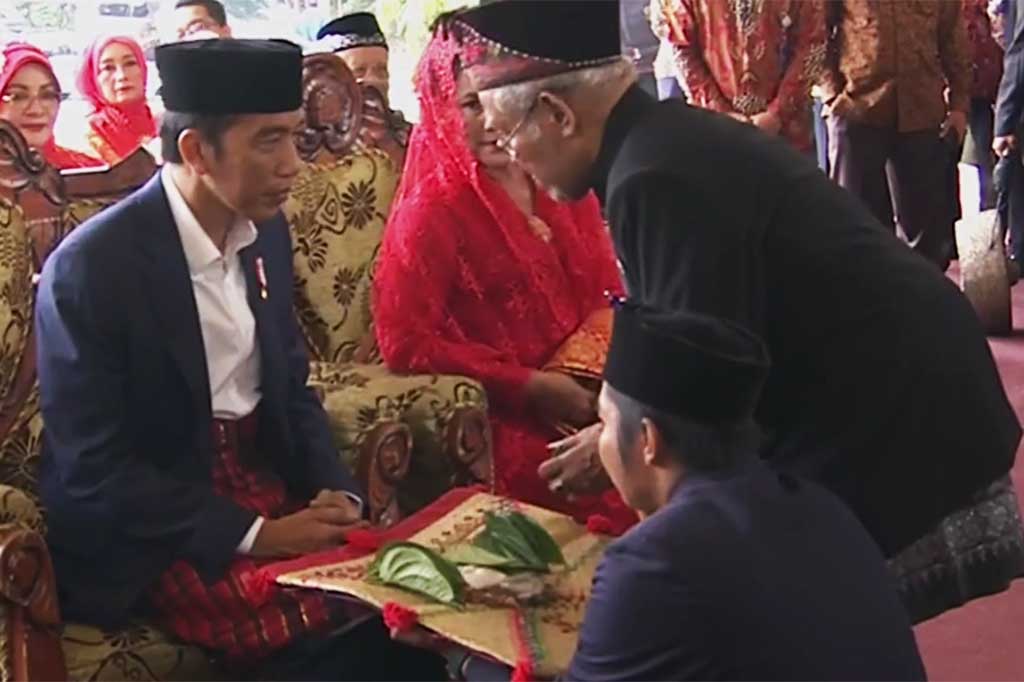 Presiden Jokowi dan Ny Iriana tiba di lokasi pesta adat pernikahan putrinya, Kahiyang Ayu dengan Bobby Nasution pada pukul 09.15 WIB. Penyambutan diawali dengan penyuguhan borangir yang terdiri dari lima unsur yaitu sirih, gambir, soda, tembakau, dan limau.