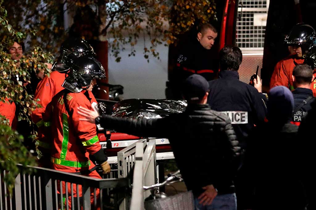 Petugas kepolisian mengevakuasi harimau yang telah mati setelah ditembak pemiliknya di Paris, Jumat, 24 November 2017 waktu setempat. 