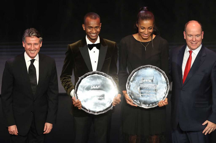 Presiden IAAF Sebastian Coe mempersembahkan trofi kepada Barshim, sementara Presiden Kehormatan Federasi Atletik Internasional (IAF) Pangeran Albert II dari Monaco menyerahkan trofi kepada Thiam.