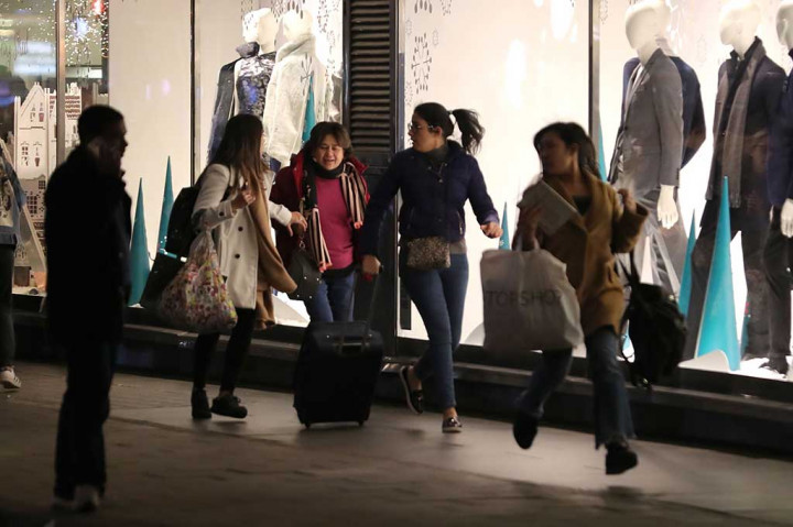 Orang-orang yang tengah sibuk berbelanja dalam rangka Black Friday panik dan berhamburan untuk menyelamatkan diri.