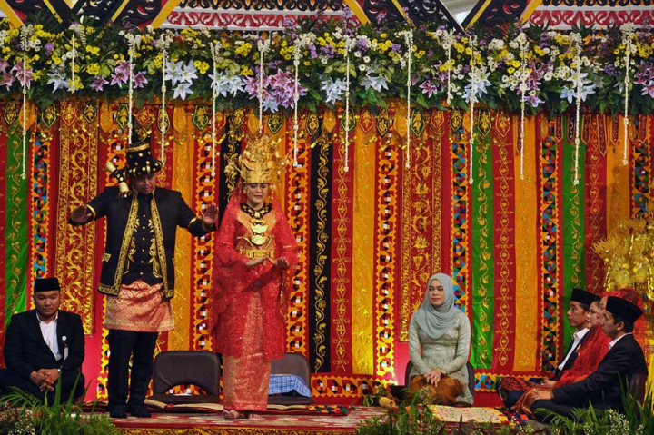 Selanjutnya Jokowi memberi empat petuah yang diawali dengan pantun berbahasa Mandailing. Pertama hidup bahagia harus menjaga sopan santun. Jika tidak menjaga sopan santun, maka malapetaka akan datang. Kedua manis bukan hanya di mulut, tetapi juga di hati. Kebaikan yang dikatakan juga kebaikan yang dilakukan dengan sepenuh hati.