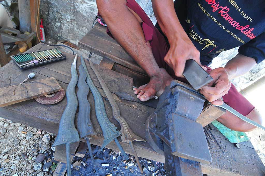 Bunyi keras denting logam yang ditempa, suara besi yang sedang di gerinda, terdengar membahana di setiap sudut desa. Untuk membuat sebilah keris ukuran standar dibutuhkan setengah kilogram hingga satu kilogram besi. Hasil kerajinan dijual dengan harga bervariasi tergantung pamor dan modelnya. 
