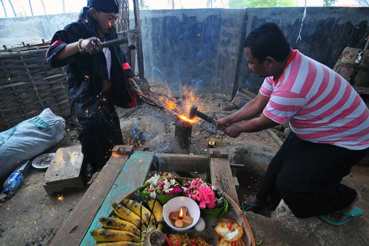 Untuk pembuatan keris pusaka, pembuatannya dilakukan dengan syarat dan ritual khusus. Pembuatannya membutuhkan beberapa tahapan seperti mencari waktu yang tepat sesuai perhitungan dari calon pemilik dan diperlukan waktu satu hingga lima tahun, agar pusaka tersebut selaras dengan pemiliknya. Sementara untuk pembuatan keris untuk suvenir yang hanya membutuhkan waktu dua hingga tiga hari. 