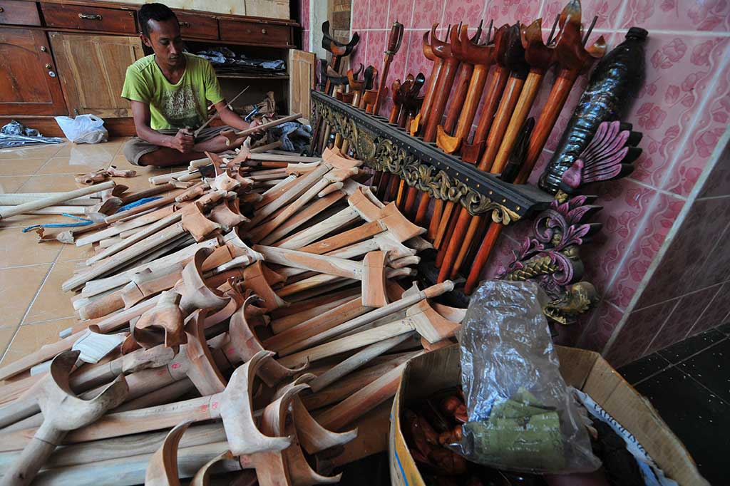 Dengan jumlah perajin keris lebih dari 600 orang menjadikan Desa Aeng Tongtong bisa disebut menjadi sentra pembuatan keris terbesar di Indonesia. 
