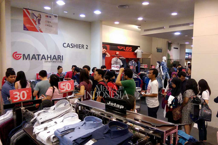 PT Matahari Department Store Tbk (LPPF) memberikan diskon besar-besaran guna menghabiskan stok barang karena akan menutup gerainya di kawasan tersebut pada 3 Desember 2017.