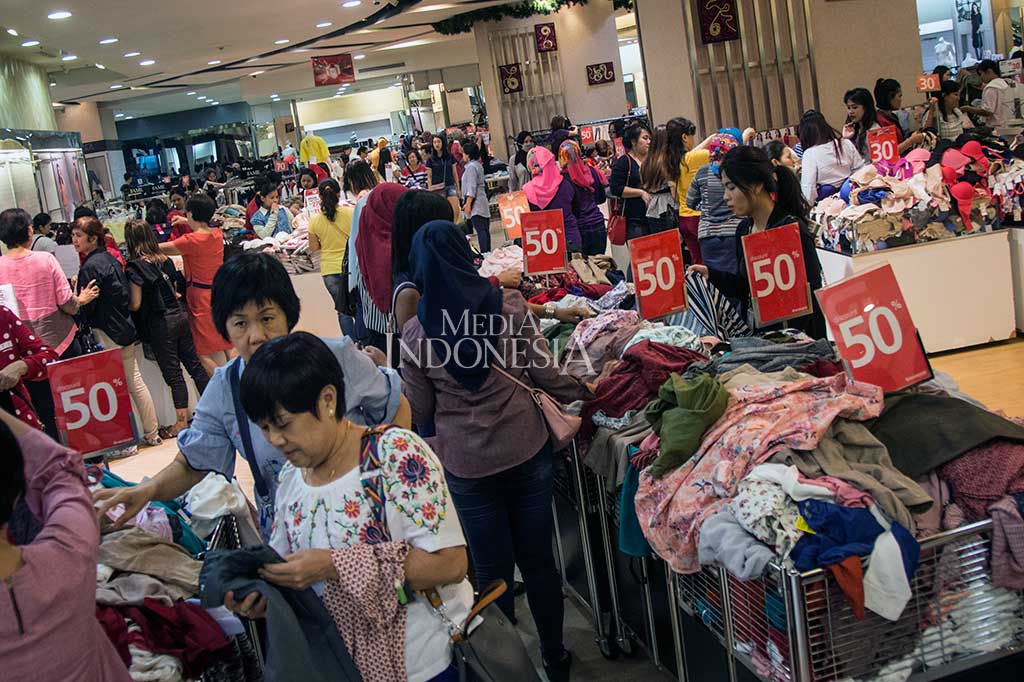 Pengunjung memadati pusat perbelanjaan Matahari di Mal Taman Anggrek, Jakarta, Sabtu, 25 November 2017, untuk berburu diskon besar-besaran.