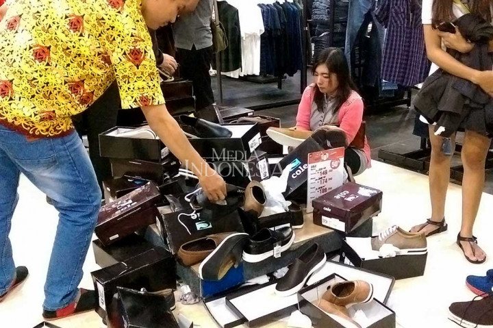 Para pengunjung memilih sepatu di pusat perbelanjaan Matahari, di Mal Taman Anggrek, Jakarta.
