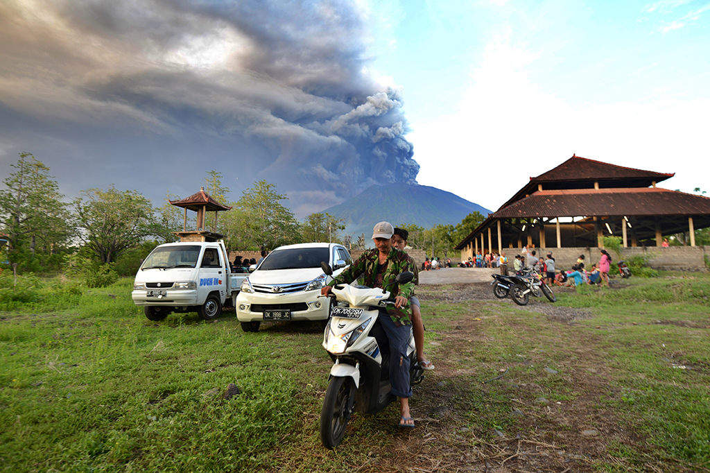 Mereka menggunakan sepeda motor, mobil pikap, dan kendaraan lain. Dua truk Basarnas juga membantu evakuasi warga.