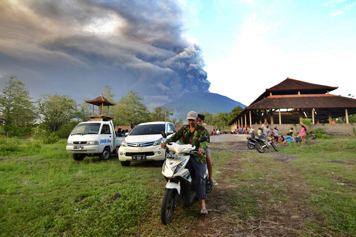 Mereka menggunakan sepeda motor, mobil pikap, dan kendaraan lain. Dua truk Basarnas juga membantu evakuasi warga.