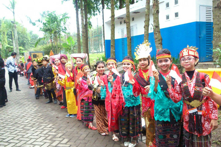 Para siswa yang berjumlah 370 ini menggunakan pakaian khas etnis yang ada di Sumut seperti Jawa, Batak Toba, Karo, Simalungun, hingga Melayu. Mereka akan menyambut tetamu yang masuk dari pintu VIP lokasi resepsi. 