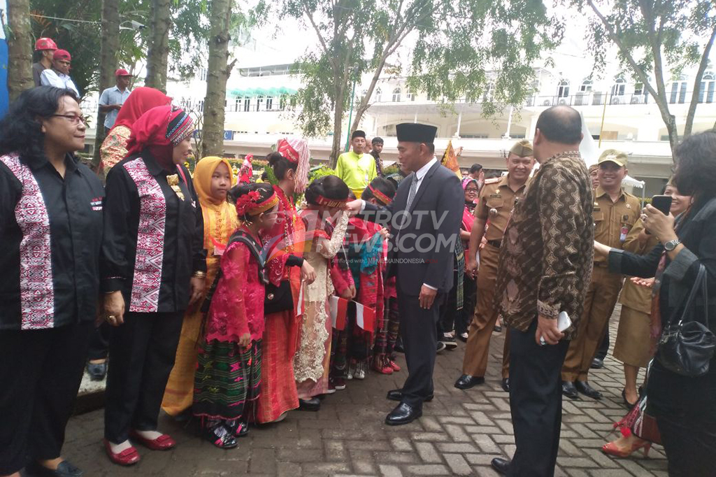 Menteri Pendidikan dan Kebudayaan (Mendikbud) Muhadjir Effendy menyapa anak2 yang mengenakan pakaian adat.
