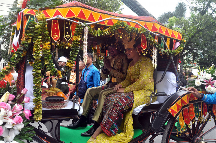 Disebutkan, ada tujuh kereta kencana yang ikut dalam kirab tersebut. Dereta kereta itu di antaranya diisi oleh kedua mempelai Kahiyang-Bobby di kereta pertama. ANTARA/Septianda Perdana