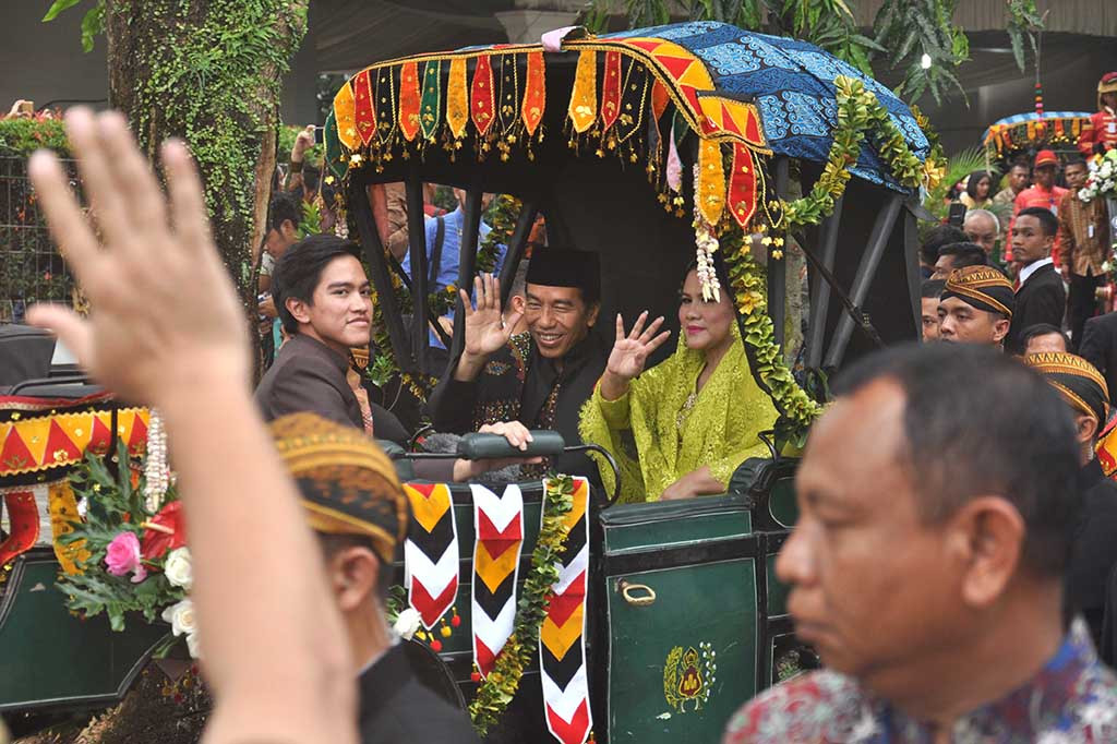 Lalu Jokowi, Iriana dan Kaesang di kereta kedua, orangtua Bobby, Ade Hanifah Siregar dan Doli S Siregar di kereta ketiga, dan Gibran-Selvi serta Jan Ethes putra mereka di kereta keempat. ANTARA/Septianda Perdana