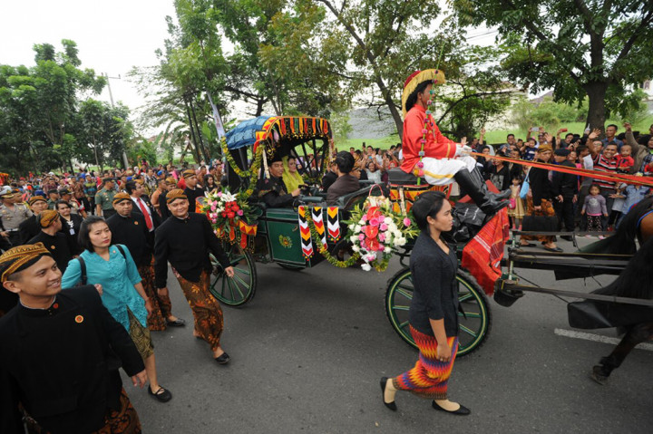 Pasmpapres pria mengenakan baju hitam, sarung, lengkap dengan blankon cokelat.  Sementara Paspampers perempuan mengenakan kebaya dan kain sarung bermotif sebagai bawahan. Mereka mengenakan pakaian tersebut selama arak-arakan dari Medan International Convention Center (MICC) hingga Bukit Hijau Regecy. 