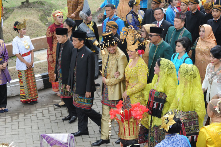 Bobby dan Kahiyang mengenakan pakaian adat Mandailing berwarna kuning bercampur warna emas. Untuk Presiden Jokowi mengenakan jas khas Mandailing dan daleman kain menyerupai ulos khas Mandailing.