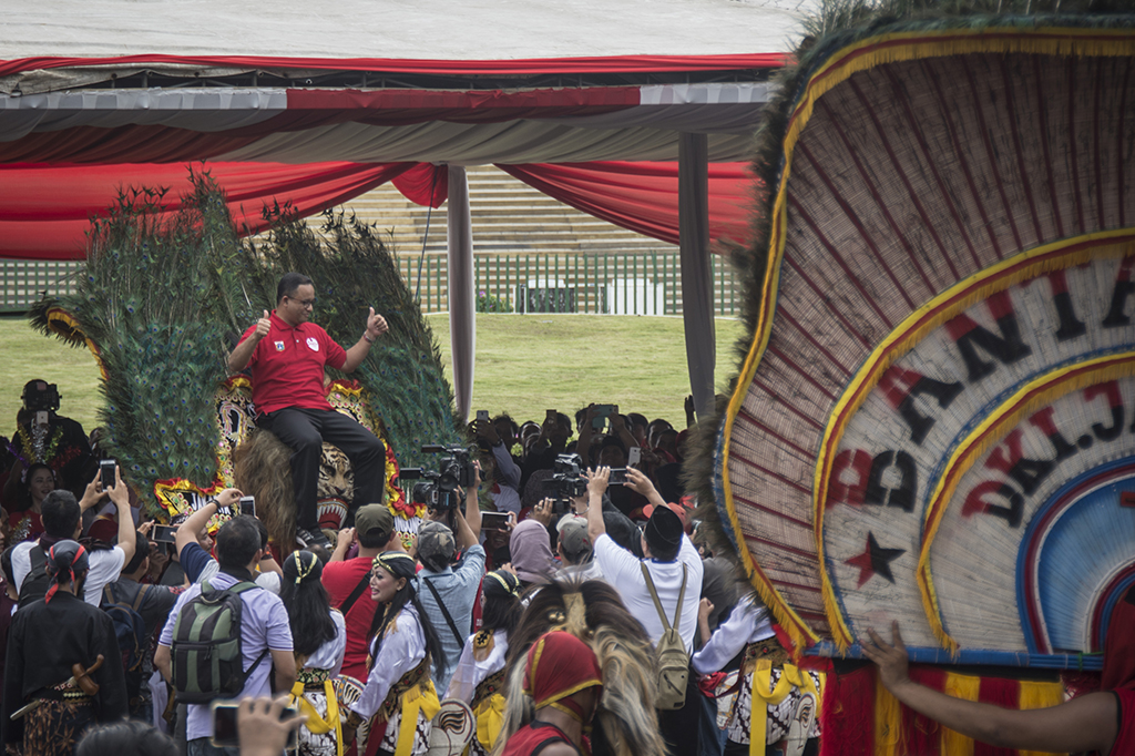 Saat acara berlangsung Anies-Sandi diminta untuk ikut berpartisipasi dengan naik ke atas reog. 