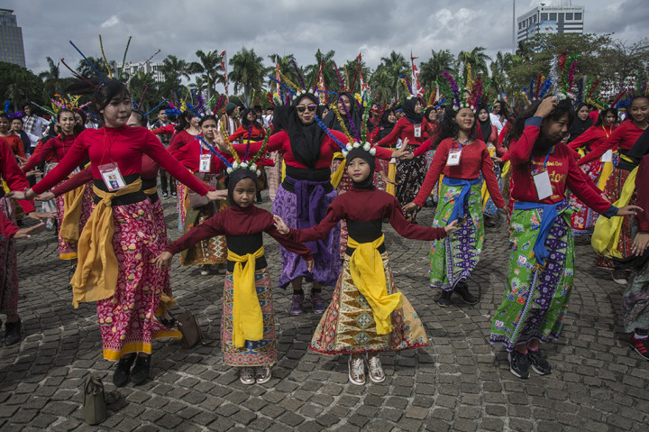 Pagelaran dalam rangka memperingati Hari Pahlawan ini berlangsung meriah dengan diikuti kurang lebih 8.000 penari dari berbagai daerah.